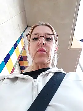 Snapshot of blondyruby chatting on November 4, 4:55 pm blondyruby online show from November 4, 4:55 pm