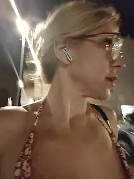 Snapshot of blondyruby chatting on July 16, 9:34 pm blondyruby online show from July 16, 9:34 pm
