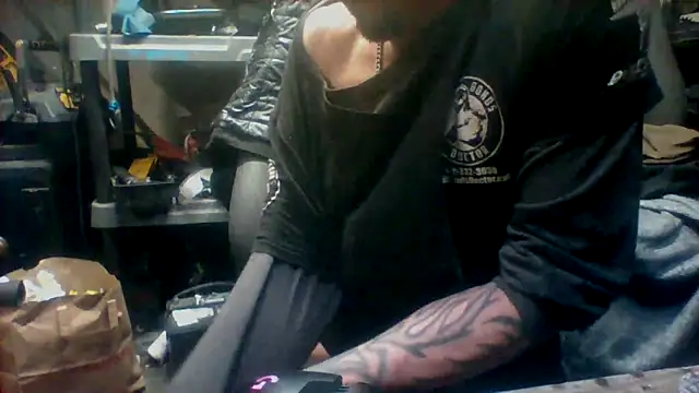 Snapshot of Aaronbp chatting on October 31, 7:49 am Aaronbp online show from October 31, 7:49 am