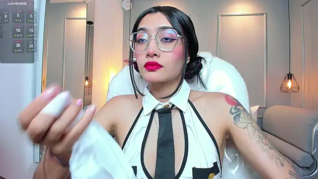 AzuraKindong online show from December 4, 7:35 pm