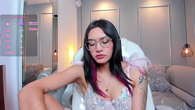 AzuraKindong online show from November 24, 7:25 pm