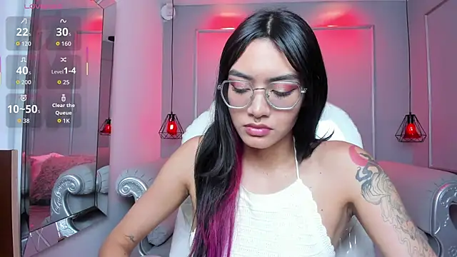 AzuraKindong online show from December 18, 7:18 pm