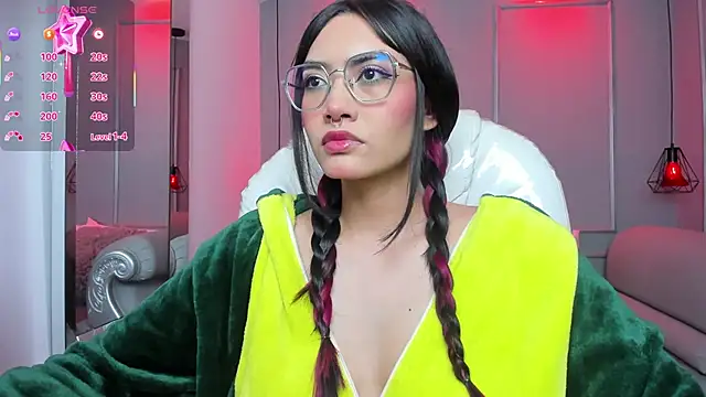 AzuraKindong online show from December 15, 7:20 pm