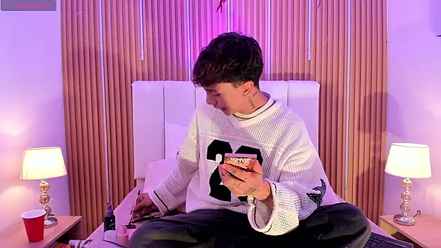 Snapshot of Tomy_Rox chatting on February 19, 8:50 pm Tomy Rox online show from February 19, 8:50 pm