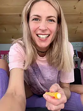 Snapshot of DanaeJustine chatting on November 14, 4:32 pm DanaeJustine online show from November 14, 4:32 pm