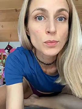 Snapshot of DanaeJustine chatting on December 2, 8:43 pm DanaeJustine online show from December 2, 8:43 pm