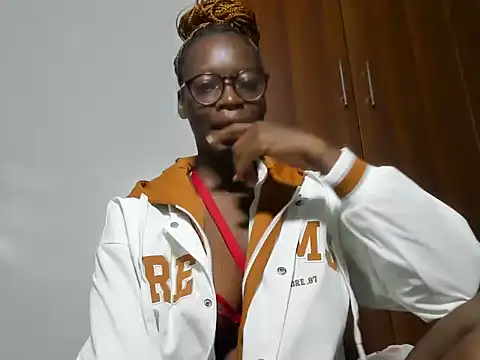 Snapshot of afro_pop chatting on February 18, 12:48 am afro pop online show from February 18, 12:48 am