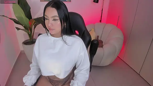 sarawinstone online show from October 31, 11:33 pm