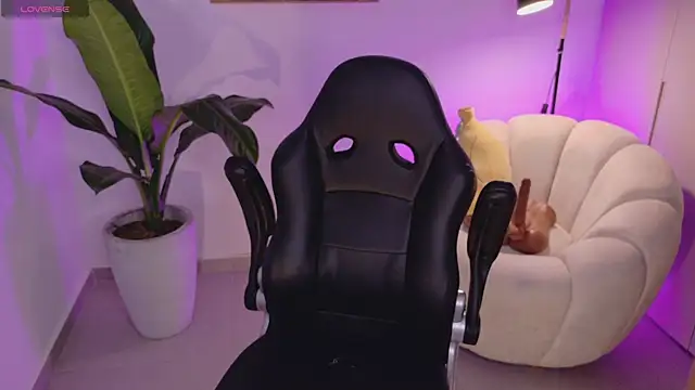 sarawinstone online show from November 12, 11:30 pm