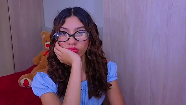 Snapshot of atenea_jones chatting on May 25, 9:35 pm atenea jones online show from May 25, 9:35 pm