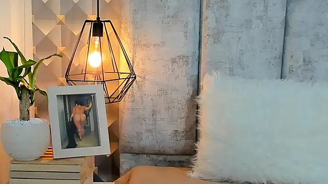 Sara Thompsoon online show from February 8, 12:03 pm