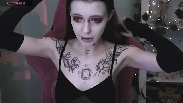 prettybones online show from April 8, 12:12 am