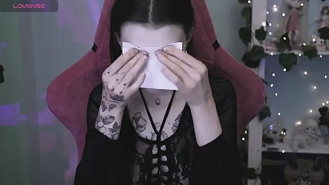 prettybones online show from April 23, 8:21 am