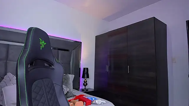 Emmilysantibanez online show from March 12, 2:10 pm