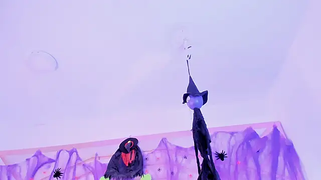 Snapshot of sophie-newton chatting on October 28, 12:26 pm sophie-newton online show from October 28, 12:26 pm