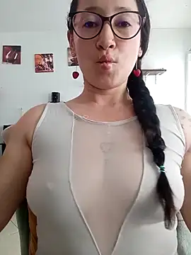 emilypoppy3 online show from March 4, 7:10 pm