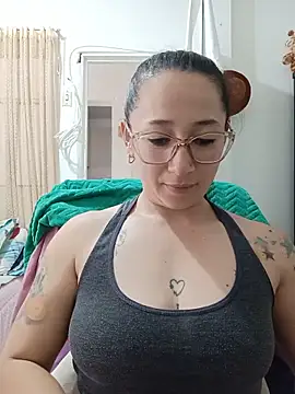 Snapshot of emilypoppy3 chatting on June 10, 7:04 pm emilypoppy3 online show from June 10, 7:04 pm
