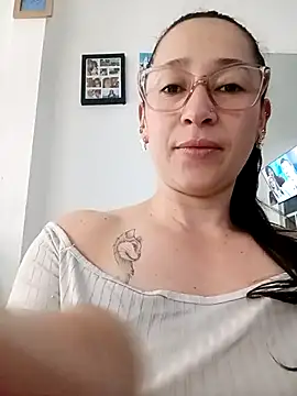 Snapshot of emilypoppy3 chatting on May 6, 12:31 pm emilypoppy3 online show from May 6, 12:31 pm