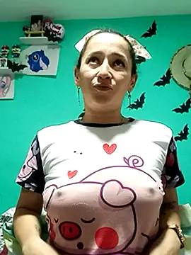 Snapshot of emilypoppy3 chatting on February 17, 10:05 pm emilypoppy3 online show from February 17, 10:05 pm