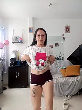 Snapshot of emilypoppy3 chatting on April 20, 9:27 pm emilypoppy3 online show from April 20, 9:27 pm