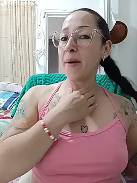 Snapshot of emilypoppy3 chatting on June 4, 7:29 pm emilypoppy3 online show from June 4, 7:29 pm