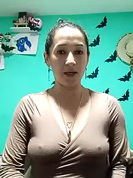 Snapshot of emilypoppy3 chatting on February 15, 6:33 pm emilypoppy3 online show from February 15, 6:33 pm