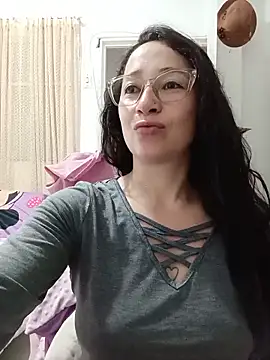 Snapshot of emilypoppy3 chatting on May 27, 10:06 pm emilypoppy3 online show from May 27, 10:06 pm
