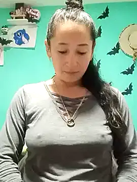 Snapshot of emilypoppy3 chatting on February 20, 3:08 pm emilypoppy3 online show from February 20, 3:08 pm