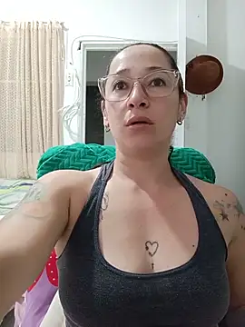 Snapshot of emilypoppy3 chatting on June 11, 1:05 am emilypoppy3 online show from June 11, 1:05 am