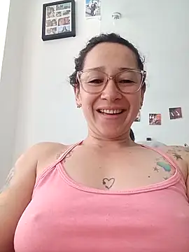 Snapshot of emilypoppy3 chatting on May 1, 3:39 pm emilypoppy3 online show from May 1, 3:39 pm