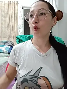 Snapshot of emilypoppy3 chatting on June 9, 9:05 pm emilypoppy3 online show from June 9, 9:05 pm