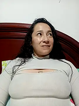 Snapshot of emilypoppy3 chatting on September 9, 1:27 am emilypoppy3 online show from September 9, 1:27 am
