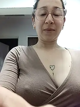 Snapshot of emilypoppy3 chatting on May 9, 12:52 pm emilypoppy3 online show from May 9, 12:52 pm