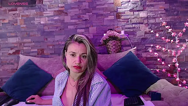 Snapshot of sweetfantasyy69 chatting on December 4, 1:52 am sweetfantasyy69 online show from December 4, 1:52 am