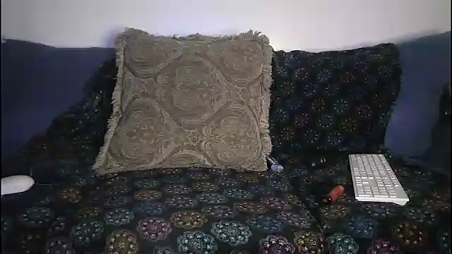 Snapshot of samone9 chatting on December 15, 12:27 am samone9 online show from December 15, 12:27 am