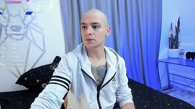 Snapshot of Aron-santoro chatting on January 12, 4:31 am Aron-santoro online show from January 12, 4:31 am