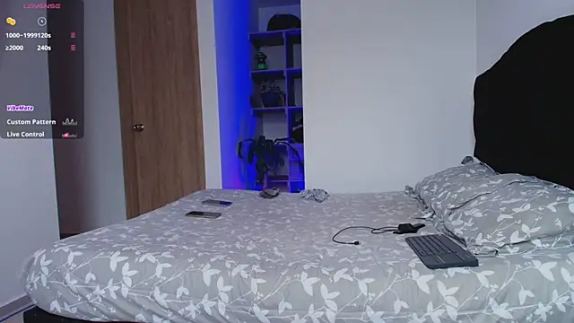 Snapshot of Aron-santoro chatting on December 18, 8:23 pm Aron-santoro online show from December 18, 8:23 pm