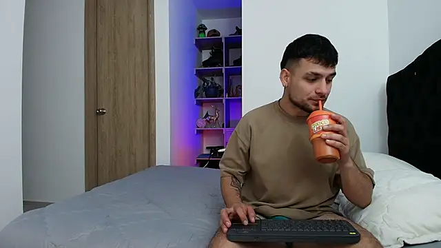 Snapshot of Aron-santoro chatting on February 26, 7:14 pm Aron-santoro online show from February 26, 7:14 pm