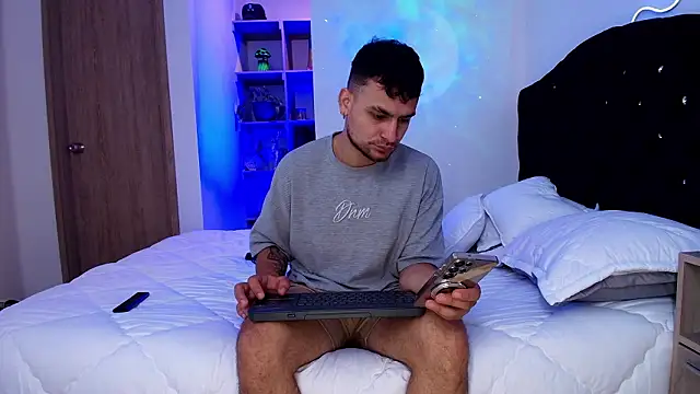 Snapshot of Aron-santoro chatting on January 13, 2:43 pm Aron-santoro online show from January 13, 2:43 pm