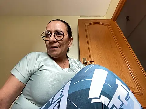 Snapshot of sweeviolet chatting on February 21, 12:38 pm sweeviolet online show from February 21, 12:38 pm