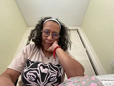 Snapshot of sweeviolet chatting on February 2, 9:40 am sweeviolet online show from February 2, 9:40 am