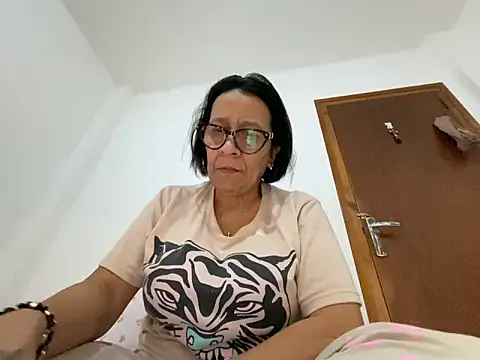 sweeviolet online show from April 2, 7:15 am