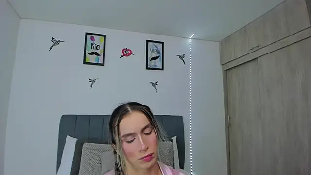 Snapshot of im_sarah34 chatting on February 22, 4:04 am im sarah34 online show from February 22, 4:04 am