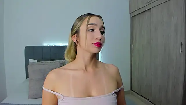Snapshot of im_sarah34 chatting on June 12, 2:53 am im sarah34 online show from June 12, 2:53 am