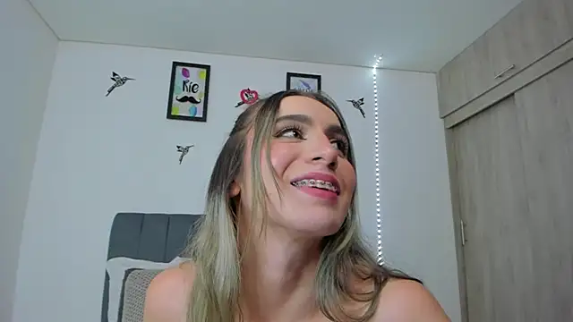 Snapshot of im_sarah34 chatting on February 15, 8:02 am im sarah34 online show from February 15, 8:02 am