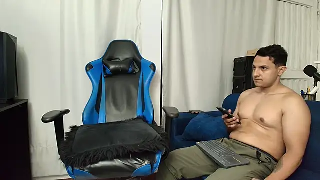 Snapshot of hott_dicks chatting on June 7, 1:44 am hott dicks online show from June 7, 1:44 am
