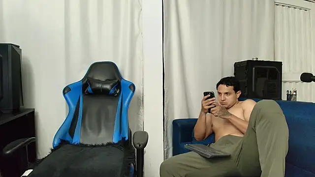 Snapshot of hott_dicks chatting on July 2, 1:50 am hott dicks online show from July 2, 1:50 am