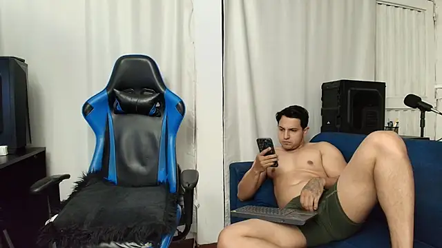 Snapshot of hott_dicks chatting on July 5, 1:32 am hott dicks online show from July 5, 1:32 am