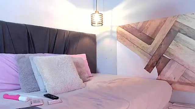 EmmilyBrant online show from February 24, 12:39 pm