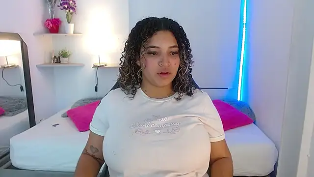 Snapshot of Julia_Boobs chatting on October 20, 12:17 pm Julia Boobs online show from October 20, 12:17 pm